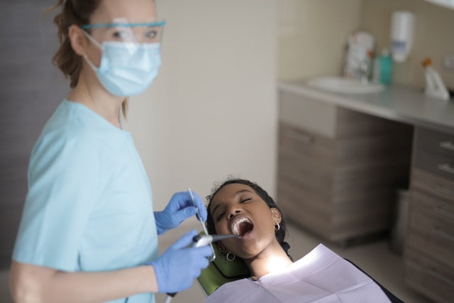 Seorang ahli kesehatan gigi sedang bekerja