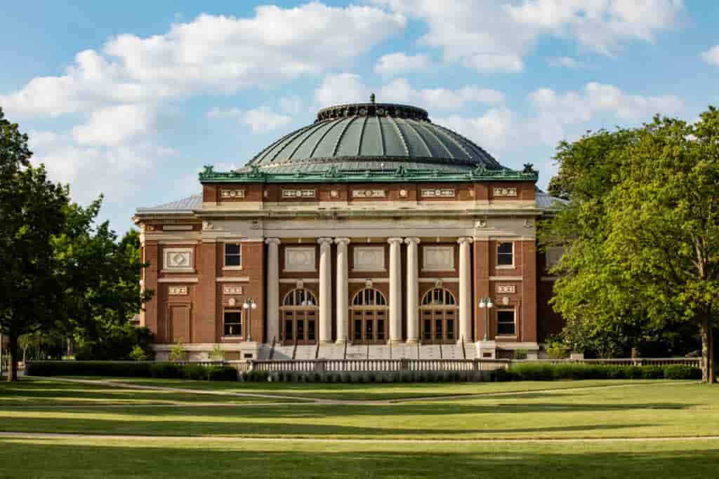 Ang University of Illinois sa Urbana-Champaign Acceptance Rate
