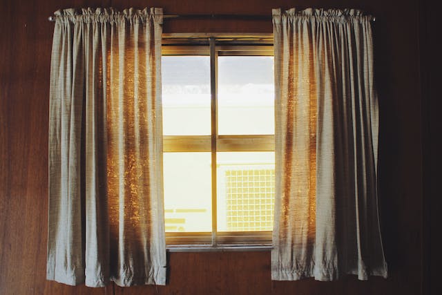 Hur man hänger upp gardiner utan att borra